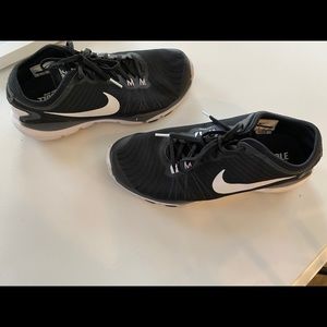 Women’s lightly worn Nike tennishoes